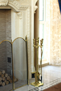 古典风格金色烛台与屏风