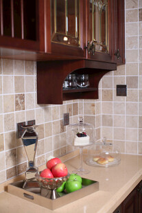 温馨厨房一角的水果陈设