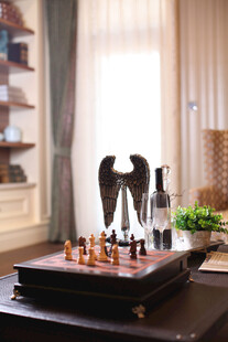 室内精致棋盘与摆件场景