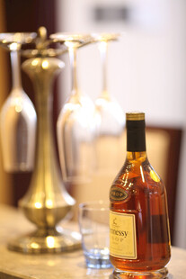 精致酒瓶与优雅酒具