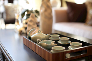 中式茶具置于木托盘上