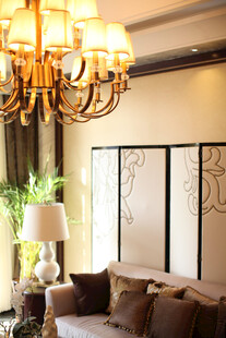 温馨奢华客厅优雅吊灯装饰