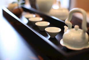 中式茶具摆放在古朴托盘上