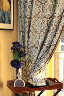 精致花纹窗帘搭配室内摆件