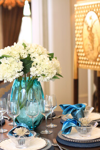 蓝绿花瓶配白花餐桌布置