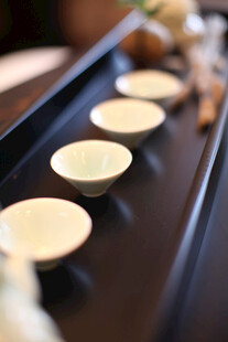 精致茶盏排列展示