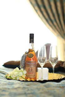 精致威士忌与美食搭配场景