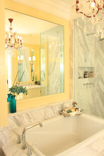 奢华浴室浴缸与精致装饰