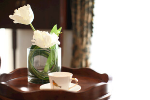 花瓶中的白花与温馨咖啡杯