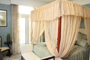 优雅四柱床幔装饰卧室