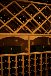 精致酒窖 排列整齐的酒架