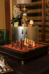 优雅室内的精致国际象棋桌