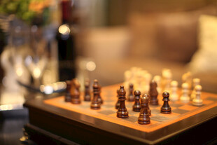 精致棋盘上的国际象棋博弈