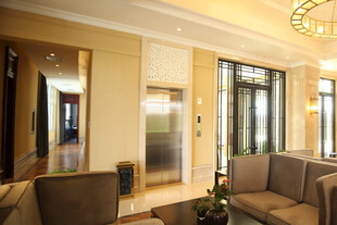 豪华现代风格的室内休息区