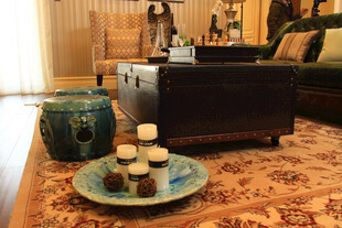 温馨客厅中的精致茶几布置