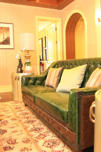 复古风格客厅绿色沙发一角