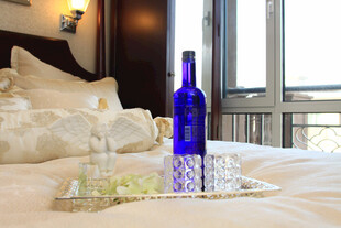 卧室中托盘上的蓝瓶与玻璃器