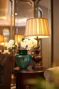 复古风室内温馨台灯花卉场景