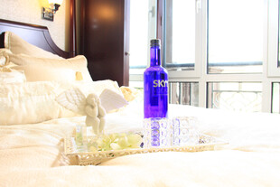 精致卧室中的紫色装饰摆件