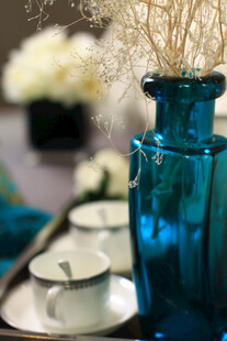 蓝色花瓶与茶具静物组合