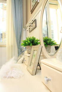 温馨卧室梳妆台精致一角