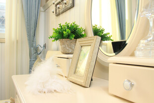 精致梳妆台 绿植添温馨