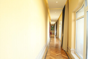 明亮简约的室内走廊空间