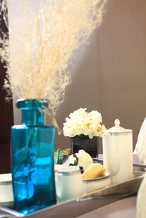 蓝色花瓶与精致桌面摆件