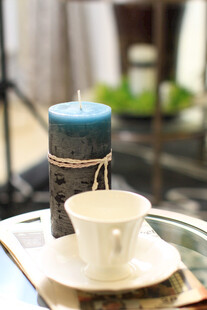 精致茶具与蓝色蜡烛摆件
