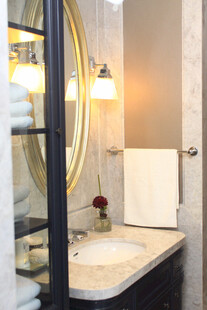 温馨浴室洗手台一角