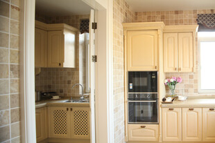 温馨木质厨房室内景象