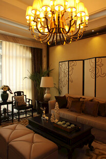 豪华客厅内的精致吊灯装饰