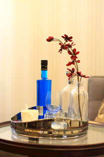 精致桌面的酒与装饰摆件