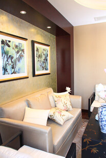 温馨舒适的室内沙发休息区