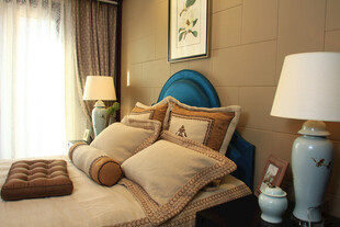 温馨卧室 精致床头布置