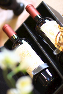 精致盒装葡萄酒展示