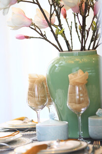 优雅餐桌布置与装饰花瓶