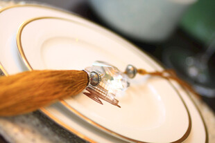 精致化妆刷置于瓷盘上