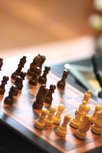 棋盘上的精致国际象棋棋子