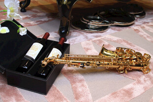 金色萨克斯乐器及配件展示