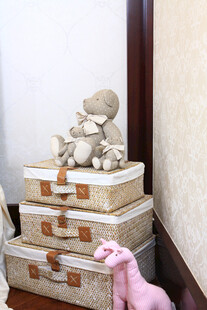 堆叠的复古箱子与可爱玩偶