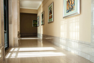 阳光洒落的温馨走廊