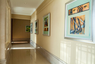简约走廊的艺术挂画装饰