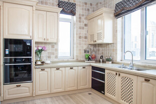 现代简约风温馨厨房空间