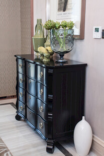 黑色复古边柜的室内装饰