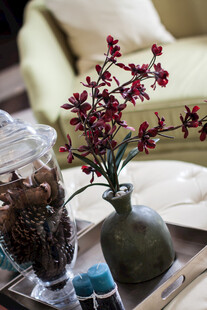 花瓶中的艳丽花枝