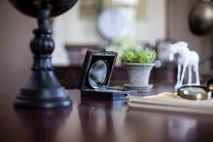 复古书房精致摆件一角