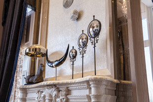 精致摆件装点华丽壁炉