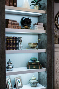 精致书架陈列多样摆件