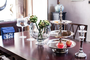 精致餐桌布置与装饰摆件